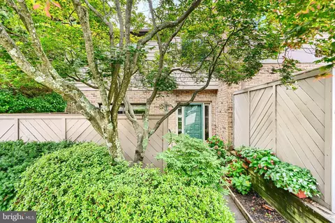 16 Hampshire Woods Ct, Towson, MD 21204