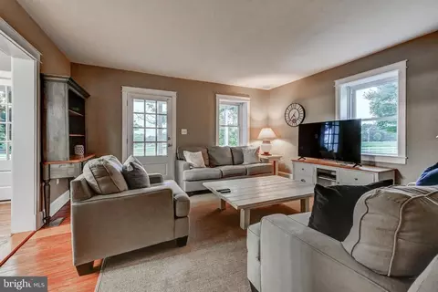 Living - 13401 Manor Rd, Baldwin, MD 21013 photo 4 of 4