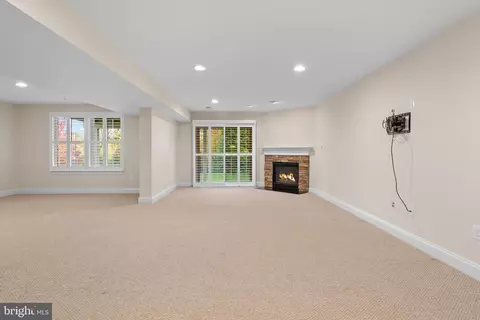 Living - 6923 Summit Cir, Baltimore, MD 21239 photo 5 of 7