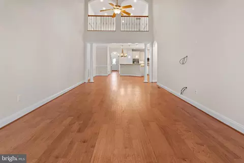 Living - 6923 Summit Cir, Baltimore, MD 21239 photo 3 of 7