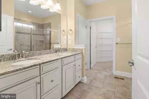 Entry Way - 6923 Summit Cir, Baltimore, MD 21239 photo 6 of 8