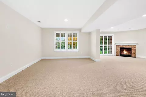 Living - 6923 Summit Cir, Baltimore, MD 21239 photo 6 of 7
