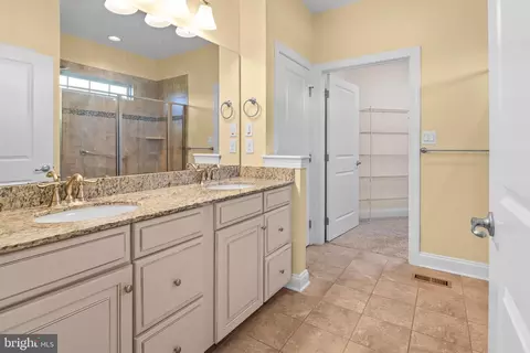 Entry Way - 6923 Summit Cir, Baltimore, MD 21239 photo 5 of 8