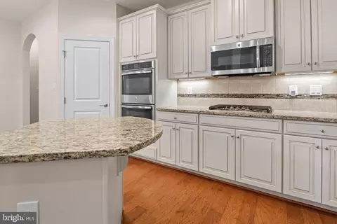 Entry Way - 6923 Summit Cir, Baltimore, MD 21239 photo 2 of 8