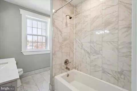 Bath - 4315 Belmar Ave, Baltimore, MD 21206 photo 4 of 5