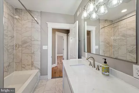 Bath - 4315 Belmar Ave, Baltimore, MD 21206 photo 1 of 5