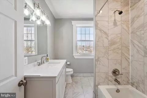 Bath - 4315 Belmar Ave, Baltimore, MD 21206 photo 2 of 5