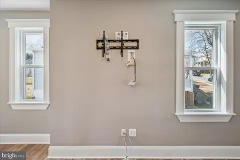 Entry Way - 4315 Belmar Ave, Baltimore, MD 21206 photo 2 of 14