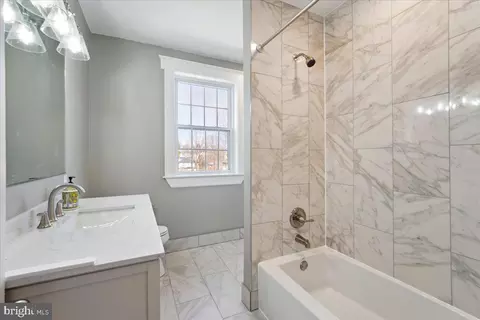 Bath - 4315 Belmar Ave, Baltimore, MD 21206 photo 3 of 5