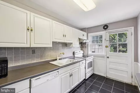 Kitchen - 130 Dumbarton Rd, Baltimore, MD 21212 photo 4 of 4