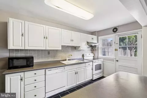 Kitchen - 130 Dumbarton Rd, Baltimore, MD 21212 photo 2 of 4