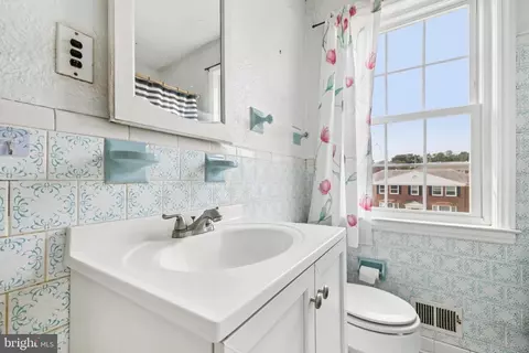 Bath - 130 Dumbarton Rd, Baltimore, MD 21212 photo 1 of 2