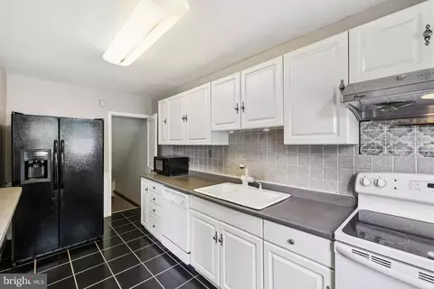 Kitchen - 130 Dumbarton Rd, Baltimore, MD 21212 photo 1 of 4