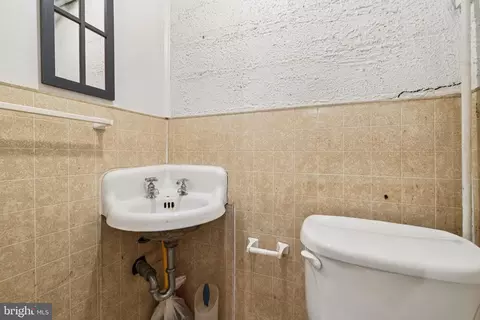 Bath - 130 Dumbarton Rd, Baltimore, MD 21212 photo 2 of 2