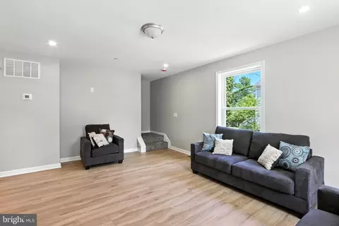 Entry Way - 2732 Daisy Ave, Baltimore, MD 21227 photo 1 of 8
