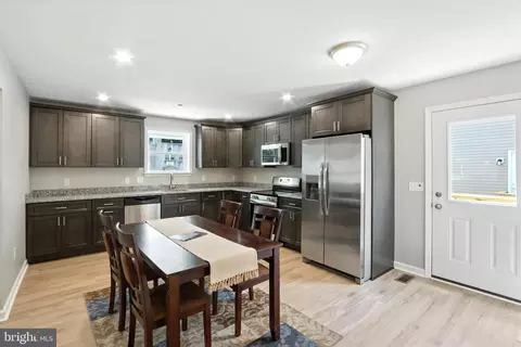 Entry Way - 2732 Daisy Ave, Baltimore, MD 21227 photo 3 of 8