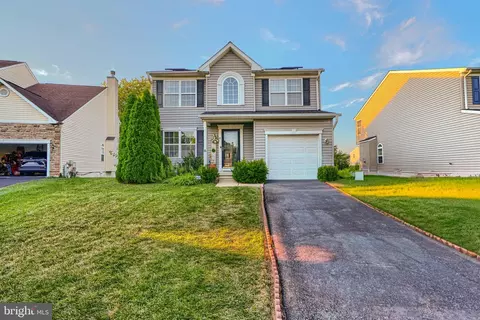 8 Quiet Sunset Ct, Essex, MD 21221