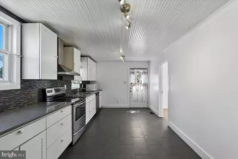 Entry Way - 2109 Smith Ave, Halethorpe, MD 21227 photo 6 of 8