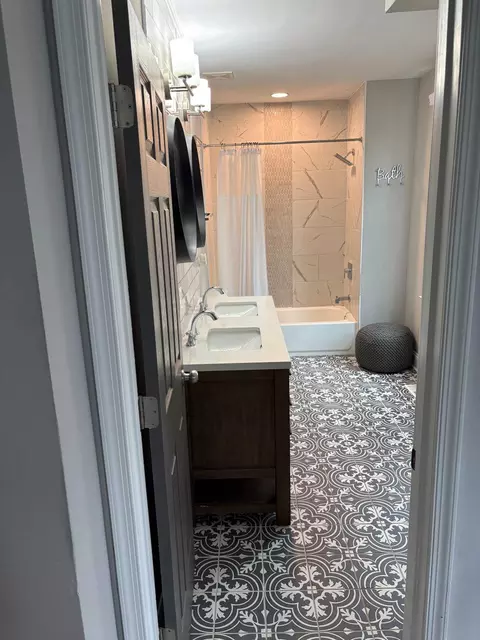 Bath - 4510 Forest View Ave, Baltimore, MD 21206 photo 1 of 5