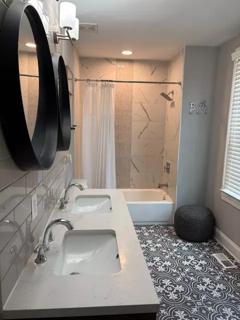 Bath - 4510 Forest View Ave, Baltimore, MD 21206 photo 2 of 5