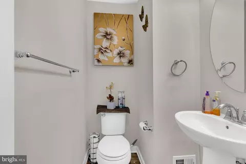 Entry Way - 7607 Town View Dr, Dundalk, MD 21222 photo 3 of 4