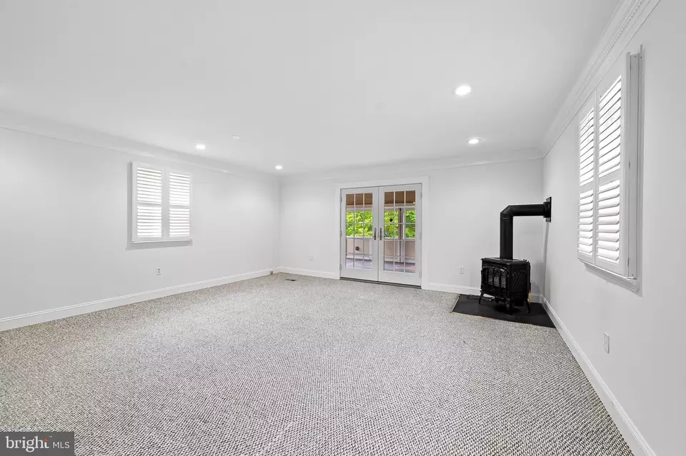 Living - 104 Glenmoore Ave, Cockeysville, MD 21030 photo 4 of 5