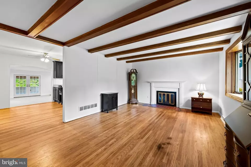 Living - 104 Glenmoore Ave, Cockeysville, MD 21030 photo 3 of 5