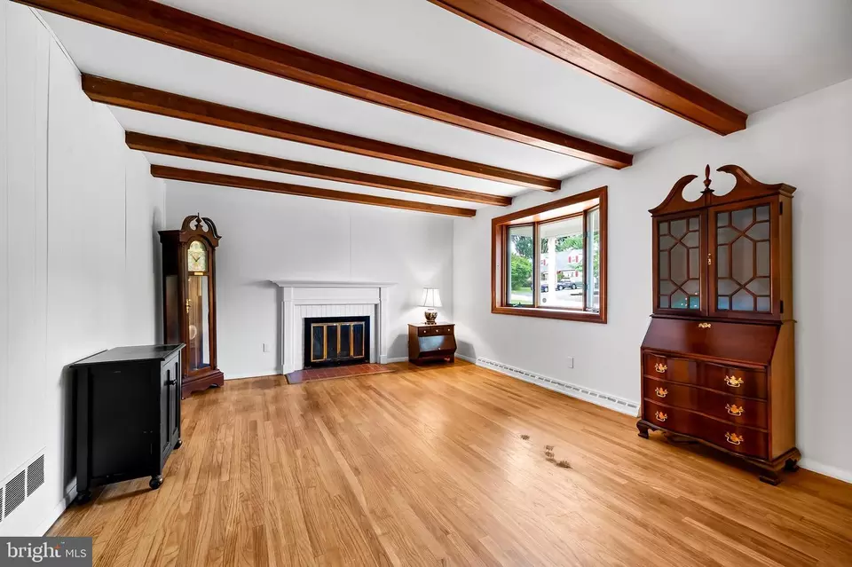 Living - 104 Glenmoore Ave, Cockeysville, MD 21030 photo 2 of 5