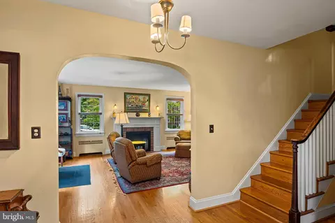 Entry Way - 223 Dunkirk Rd, Baltimore, MD 21212 photo 2 of 4