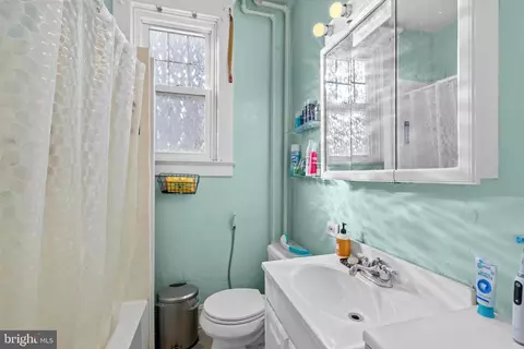Bath - 617 North Bnd, Baltimore, MD 21229 photo 1 of 1