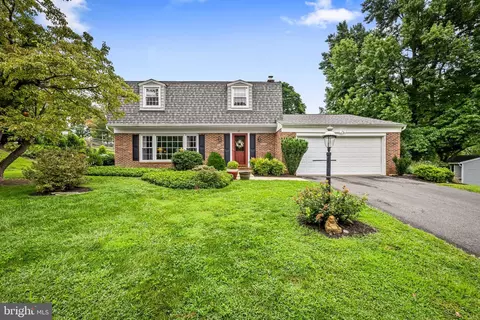 17 Sunnyview Dr, Phoenix, MD 21131