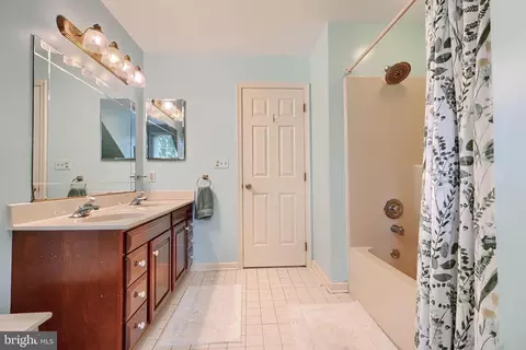 Bath - 9 Kincaid Ct, Baldwin, MD 21013 photo 3 of 5