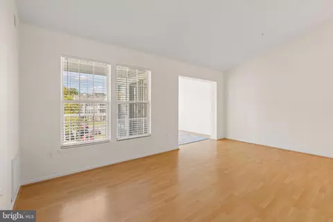 Living - 27 Laurel Path Ct #6-27, Nottingham, MD 21236 photo 4 of 5