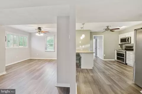 Entry Way - 2105 Silver Lane Rd, Essex, MD 21221 photo 5 of 10