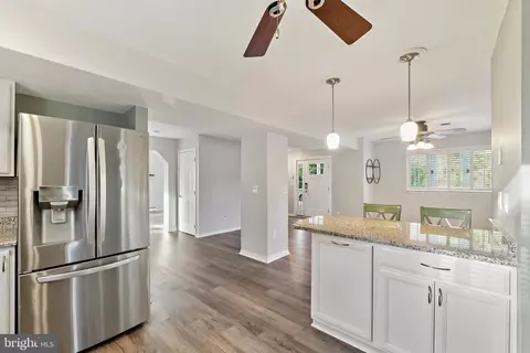 Entry Way - 2105 Silver Lane Rd, Essex, MD 21221 photo 3 of 10