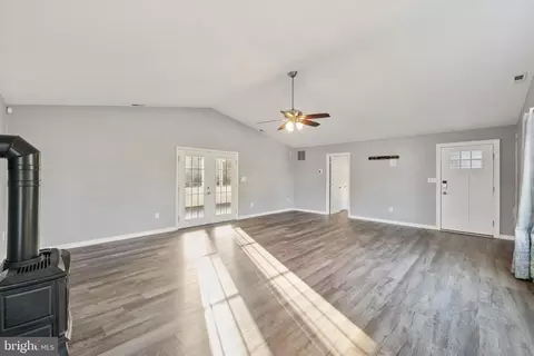 Living - 2105 Silver Lane Rd, Essex, MD 21221 photo 4 of 7