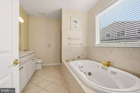 Bath - 6800 Gunder Ave, Middle River, MD 21220 photo 4 of 6