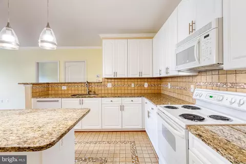 Kitchen - 400 Symphony Cir #406, Hunt Valley, MD 21030 photo 4 of 6