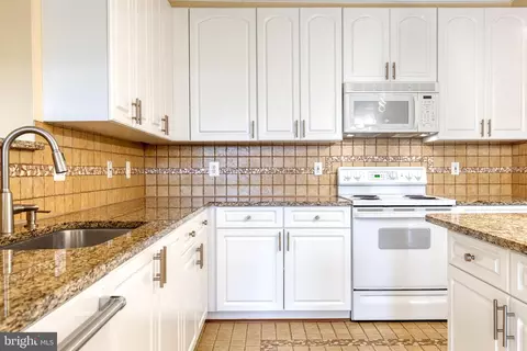 Kitchen - 400 Symphony Cir #406, Hunt Valley, MD 21030 photo 6 of 6