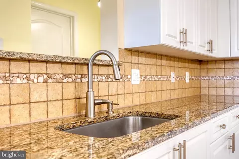 Kitchen - 400 Symphony Cir #406, Hunt Valley, MD 21030 photo 5 of 6