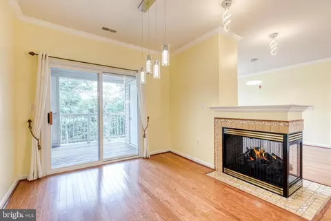 Living - 400 Symphony Cir #406, Hunt Valley, MD 21030 photo 4 of 6