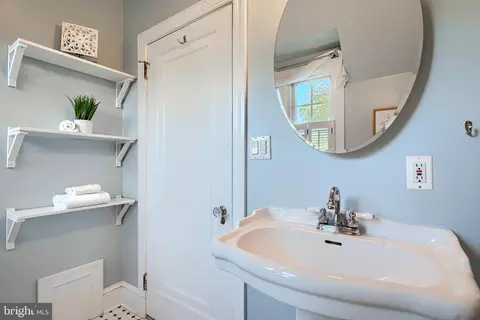 Bath - 905 Kingston Rd, Baltimore, MD 21212 photo 4 of 5
