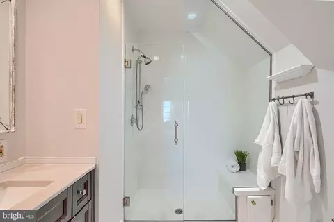 Bath - 905 Kingston Rd, Baltimore, MD 21212 photo 2 of 5