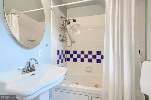 Bath - 905 Kingston Rd, Baltimore, MD 21212 photo 3 of 5