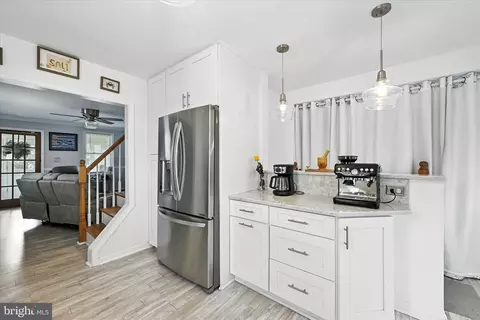 Kitchen - 204 Bayside Dr, Dundalk, MD 21222 photo 2 of 4