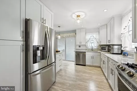 Kitchen - 204 Bayside Dr, Dundalk, MD 21222 photo 4 of 4