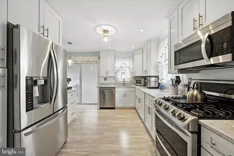 Kitchen - 204 Bayside Dr, Dundalk, MD 21222 photo 3 of 4