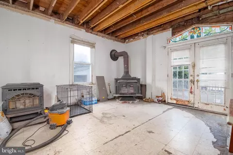 Living - 7428 Bay Front Rd, Sparrows Point, MD 21219 photo 2 of 3