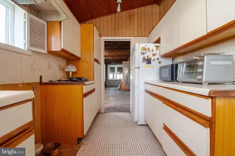 Entry Way - 7428 Bay Front Rd, Sparrows Point, MD 21219 photo 2 of 6