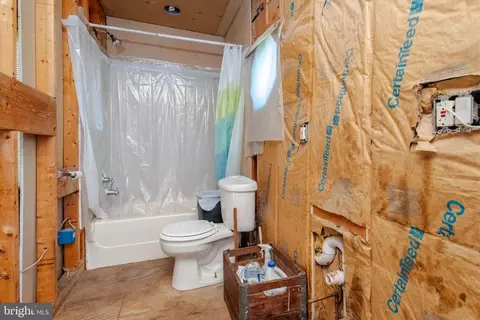 Bath - 7428 Bay Front Rd, Sparrows Point, MD 21219 photo 1 of 1